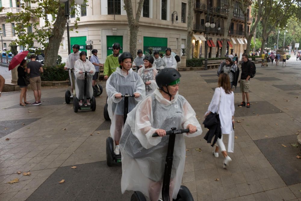 Saturación de tráfico y gente por la lluvia