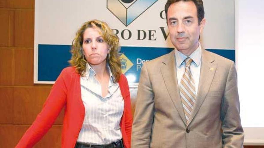 Miguel Lorente fue presentado por la periodista de FARO Sandra Penelas.