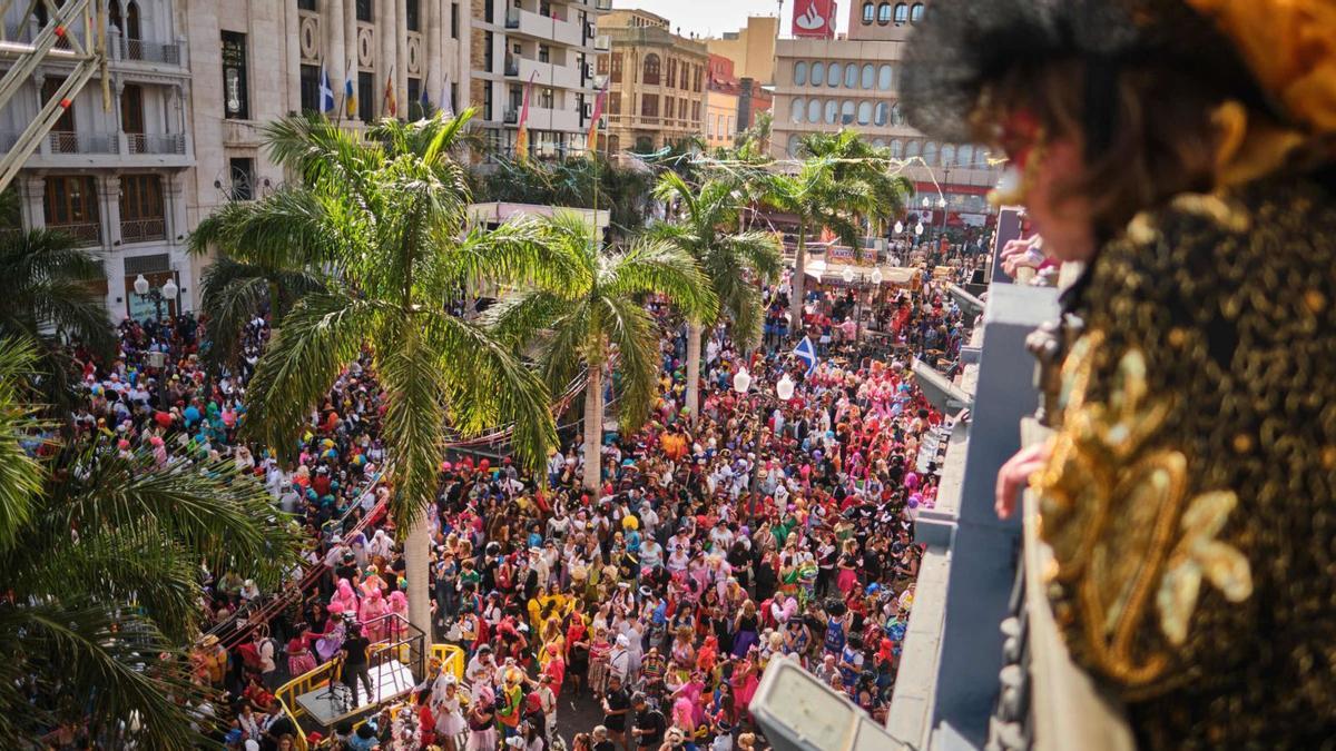 Miles de personas bailan en el centro de Santa Cruz en una de las ediciones del Carnaval de Día.