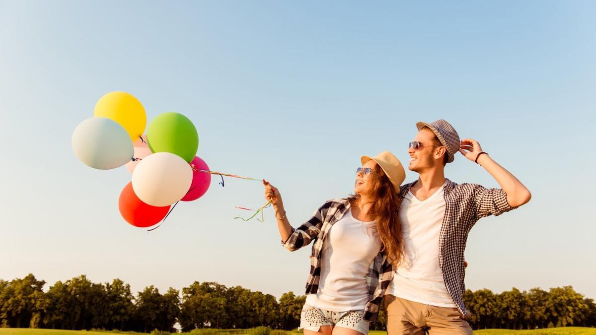 Una pareja riendo con globos