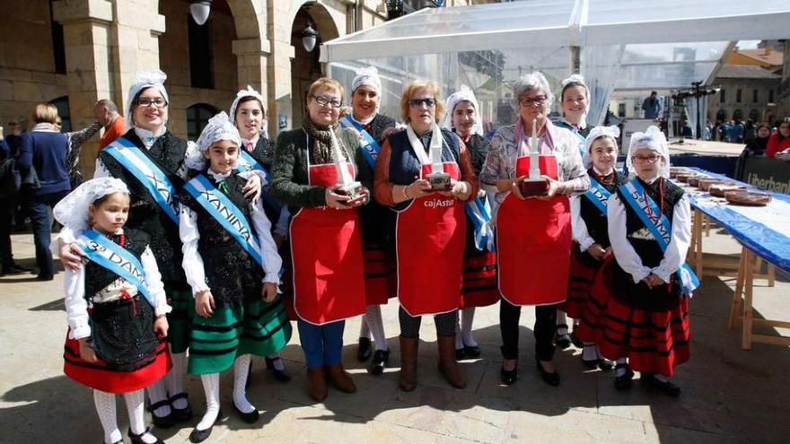 Conchita Rodríguez, Marisa García y Manuela Moñino, rodeadas de xanas y xaninas.