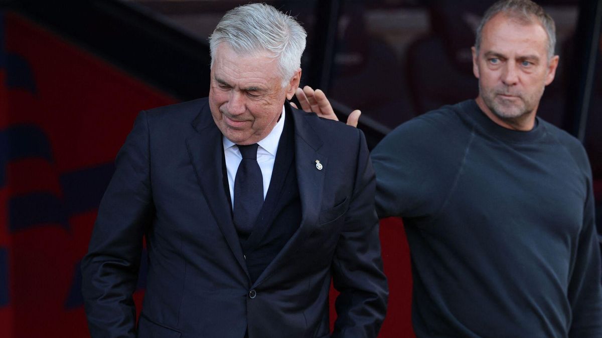 Carlo Ancelotti y Hansi Flick se saludan durante el último Barça-Real Madrid en Montjuïc.