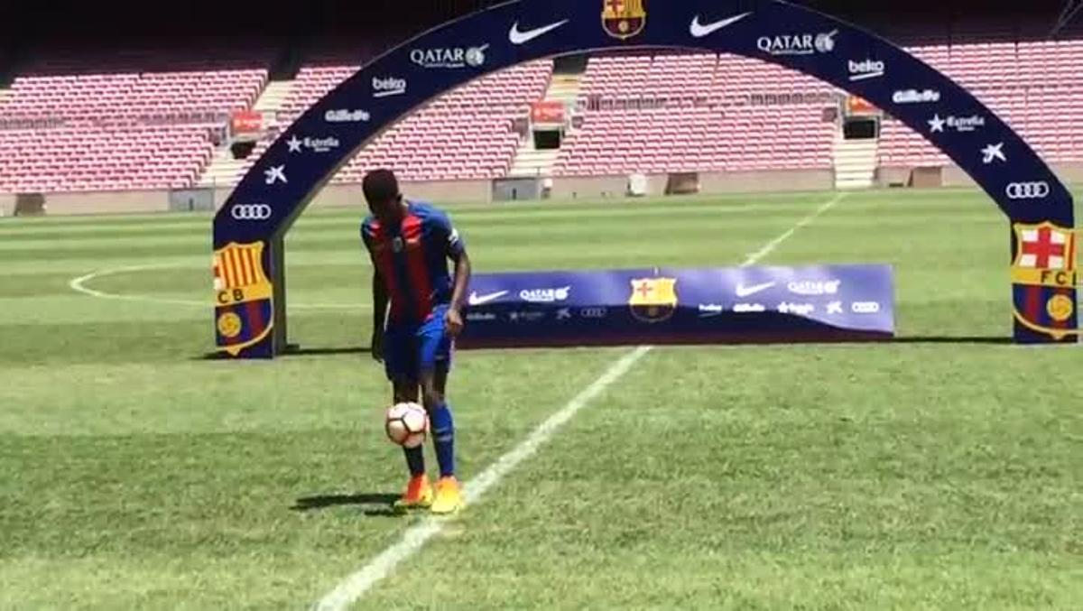 Samuel Umtiti haciendo toques en el Camp Nou