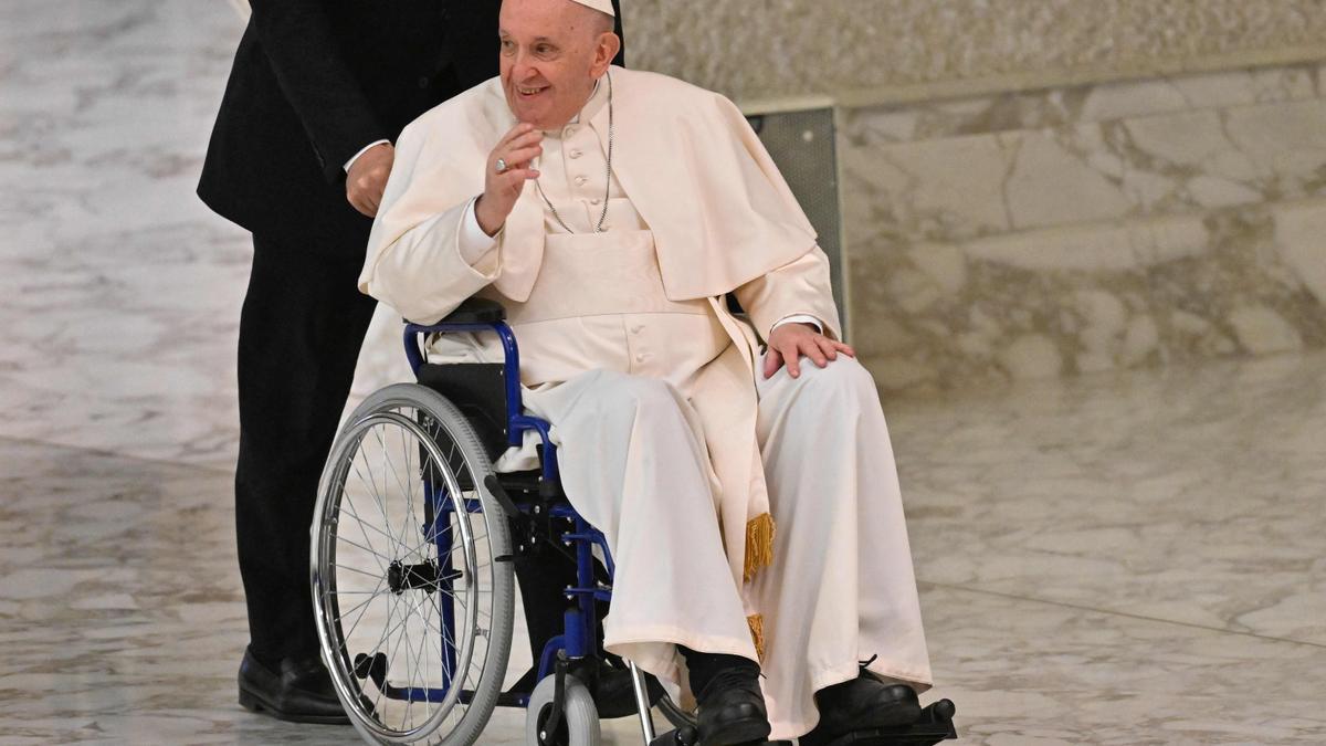 El Papa Francisco llega por primera vez en silla de ruedas a una audiencia en el Vaticano