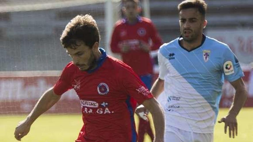 Alfredo controla un balón. // Óscar Corral