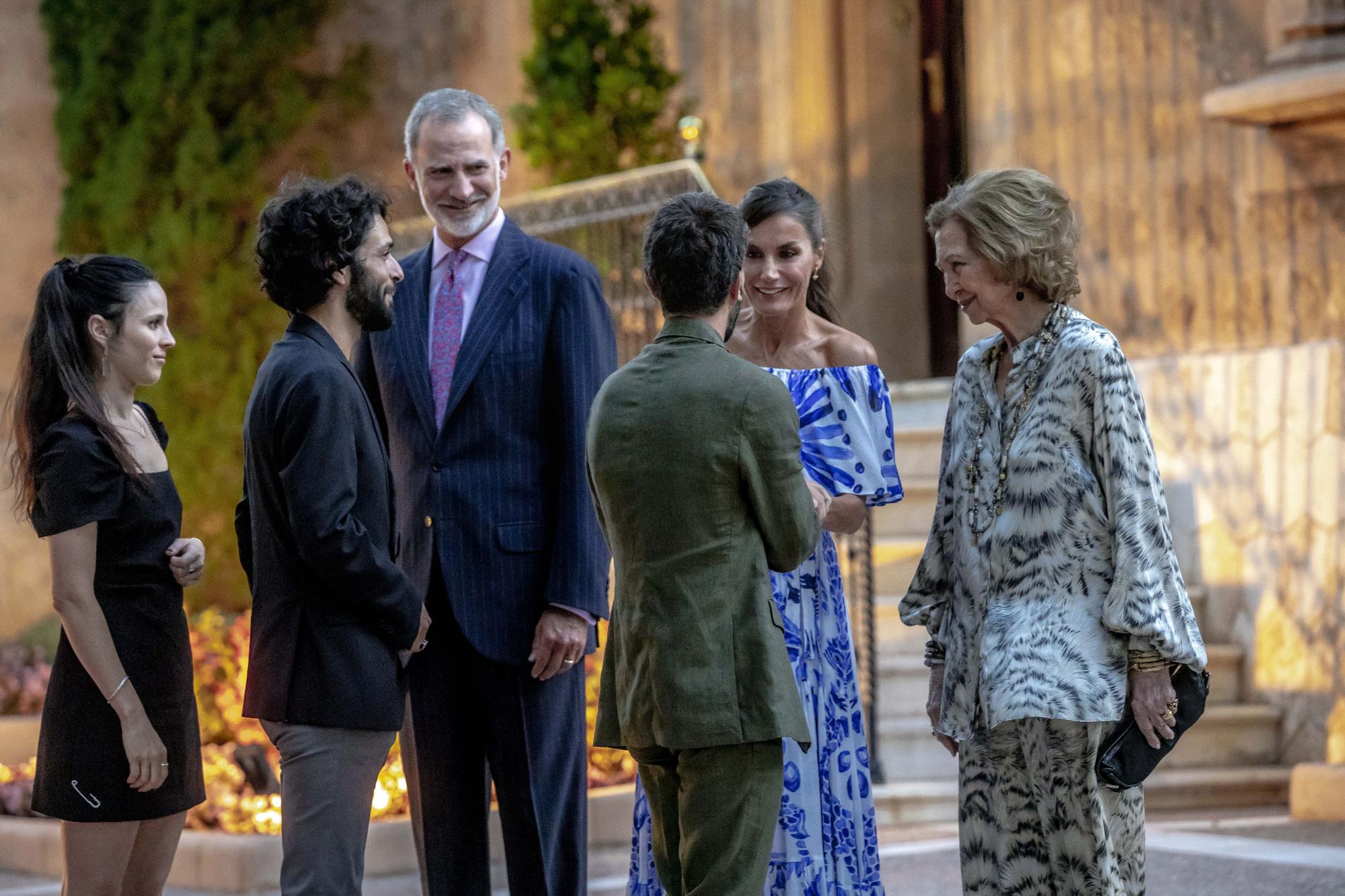 Mira aquí todas las fotos de la visita de los Reyes al Palacio Marivent para recibir a la sociedad balear