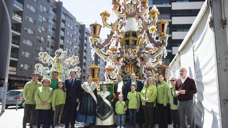 Ximo Puig, ayer con el presidente y madrinas del sector, ante la gaiata ganadora de la Magdalena 2019.