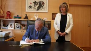 El ministro de Política Territorial y Memoria Democrática, Ángel Víctor Torres, firma el libro de honor de LHospitalet junto a su alcaldesa, Núria Marín.