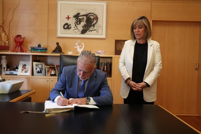 El ministro de Política Territorial y Memoria Democrática, Ángel Víctor Torres, firma el libro de honor de LHospitalet junto a su alcaldesa, Núria Marín.