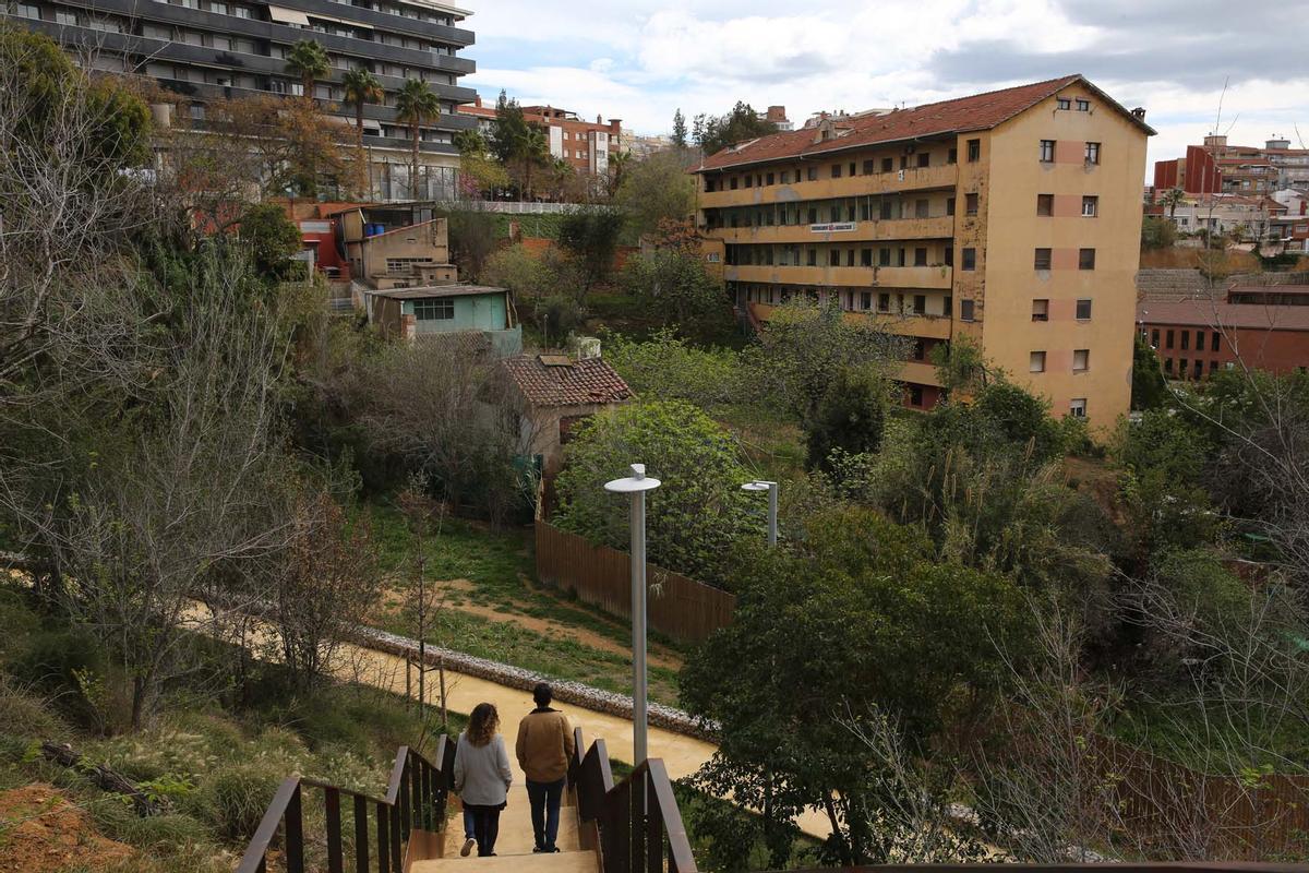 Edificio El Barco de Esplugues, desalojado el lunes por riesgo de derrumbe y en el que actualmente cinco vecinos se niegan a salir.