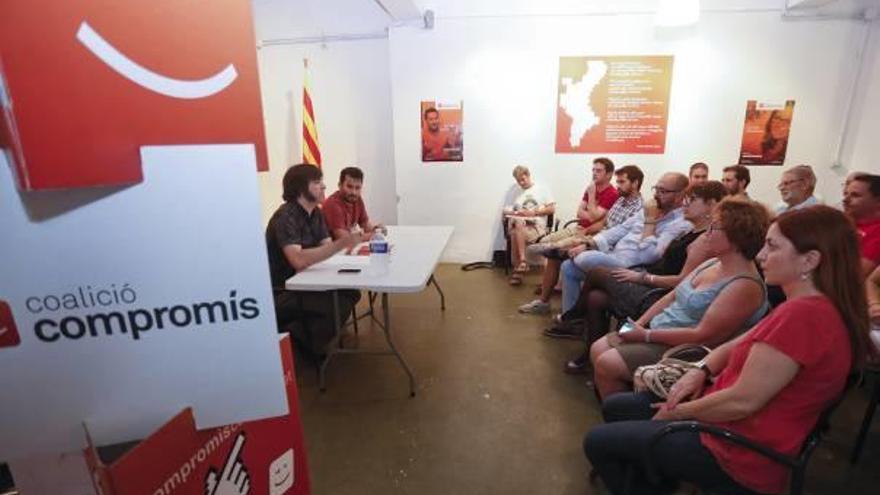 Asamblea en 2015 de Compromís, con Vicent Marçà y Miquel Torres en la mesa. En la sala, Brancal y Nomdedéu, entre otros.