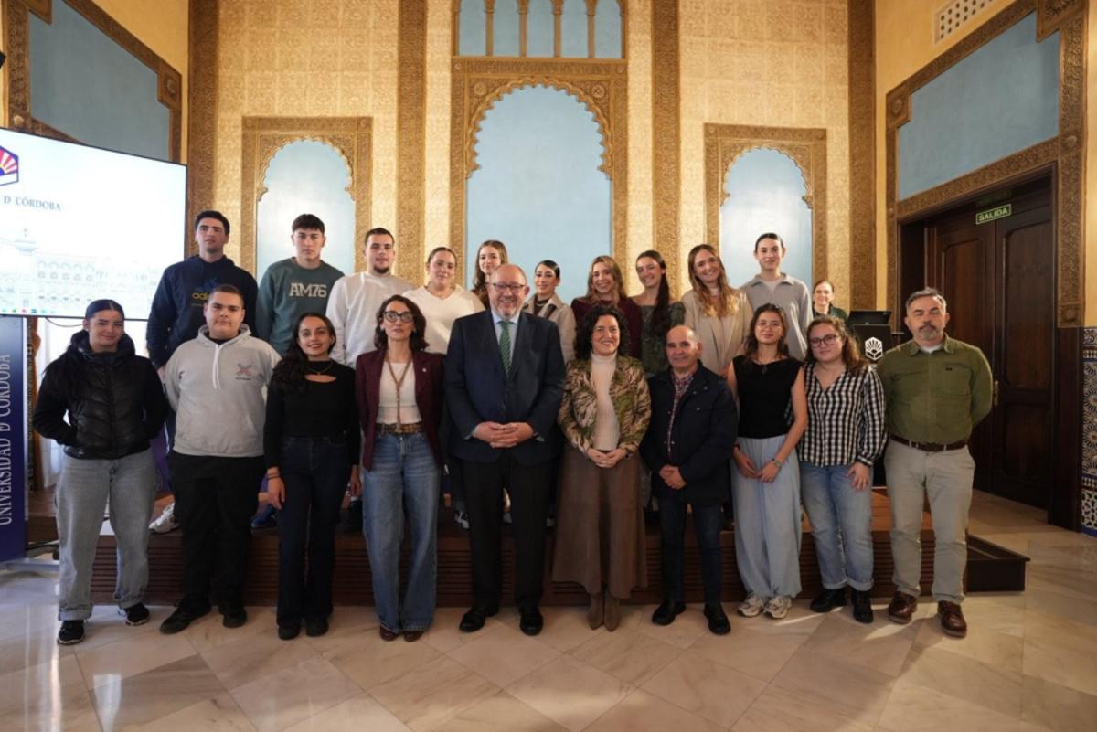 Autoridades, personal voluntario y beneficiario de la IX edición del programa de promoción académica