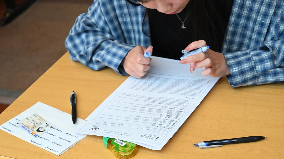 Un alumno en pleno examen de la PAU.