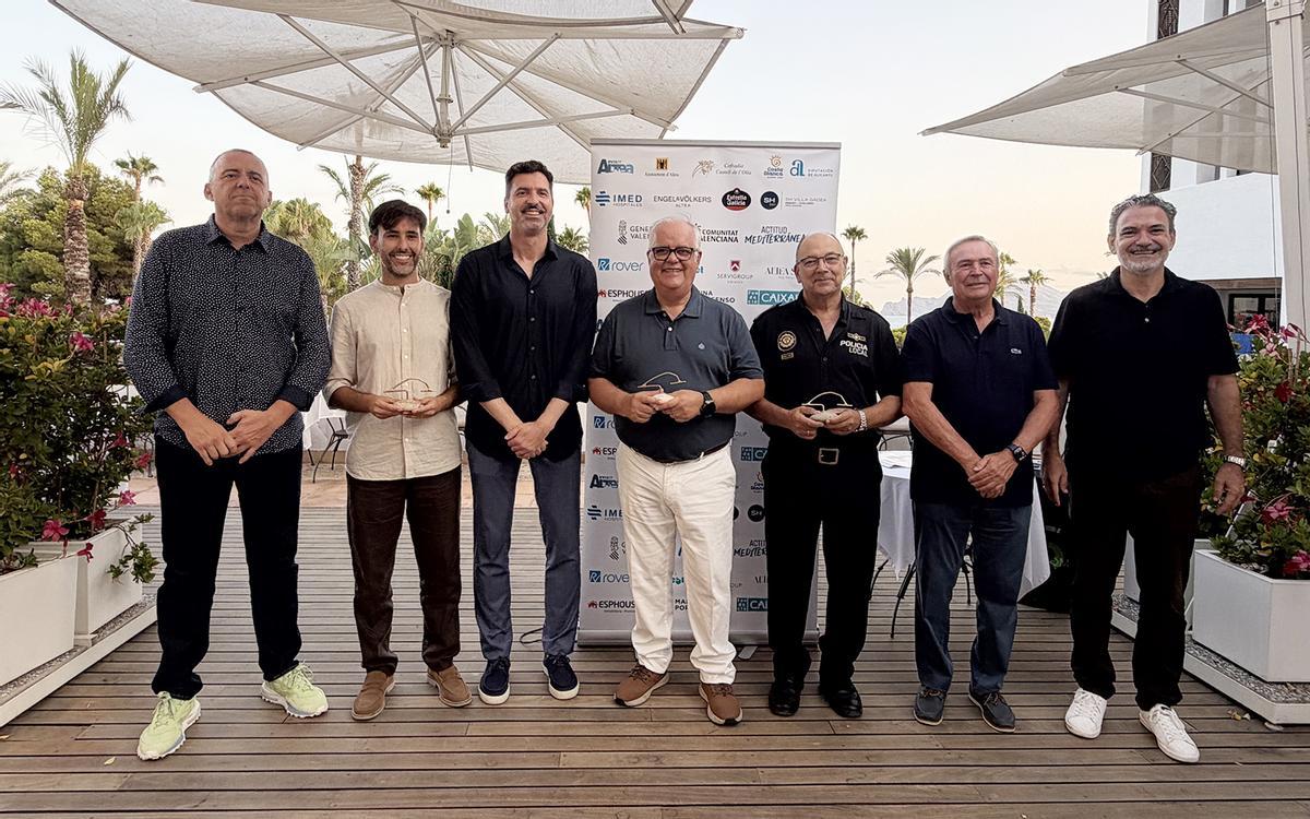 Los galardonados con la Illeta d'Or 2026 junto a los alcaldes de Altea y l'Alfàs del Pi, el director general de Promoción Institucional de la Generalitat y el presidente de la Cofradía del Castell de l´Olla