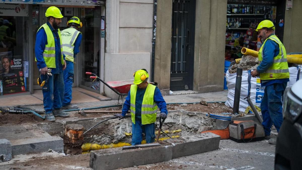 Técnicos trabajan para reparar la fuga de gas