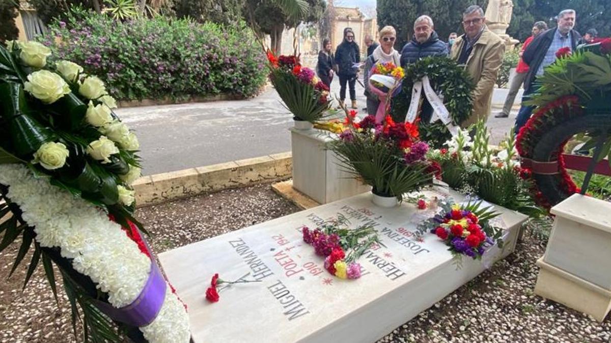 Colocación de una corona de flores en la tumba de Miguel Hernández.