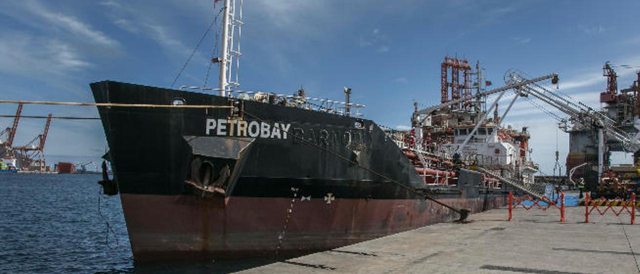 La gabarra &#039;Petrobay&#039;, de la filial de Cepsa Petrocan, ayer en operaciones de carga de fuel y gasoil en el puerto de Santa Cruz de Tenerife.