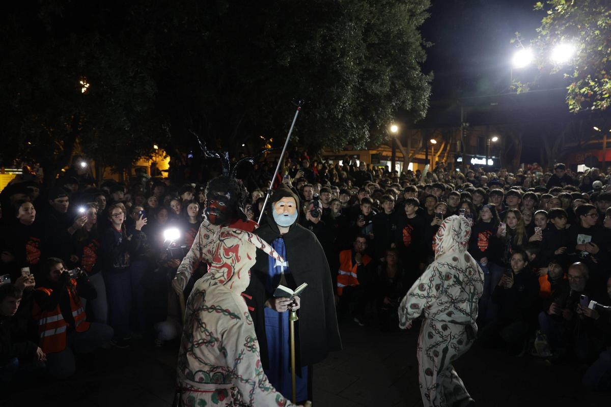 Sant Antoni se encomienda a sus fieles en un Primer Ball multitudinario en Manacor Sant Antoni se encomienda a sus fieles en un Primer Ball multitudinario en Manacor