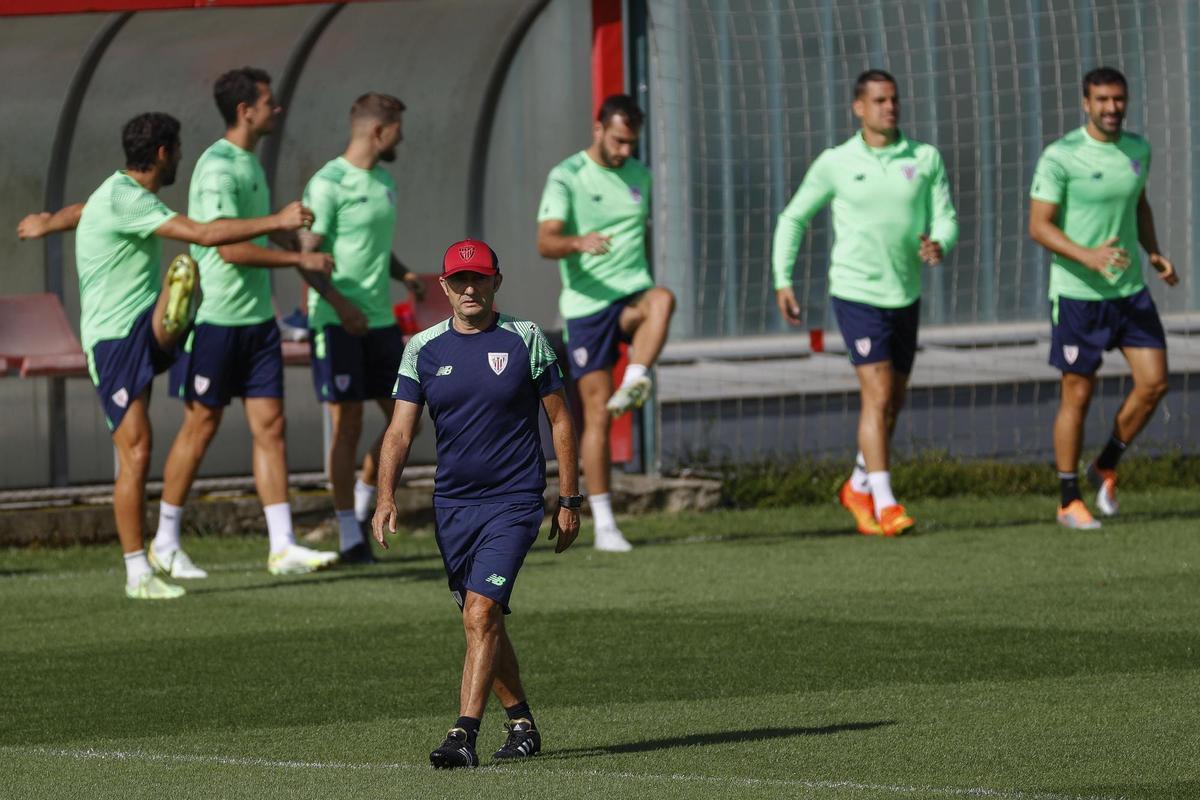 El entrenador del Athletic de Bilbao, Ernesto Valverde (c), dirige un entrenamiento del conjunto rojiblanco en una imagen de archivo. EFE/Miguel Toña
