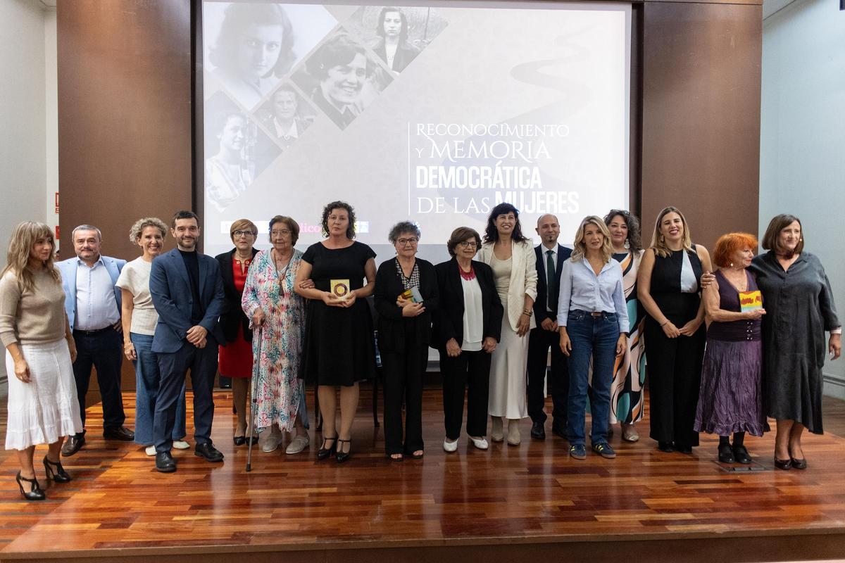 Las homenajeadas posan junto a los miembros del Gobierno y presentadores del acto
