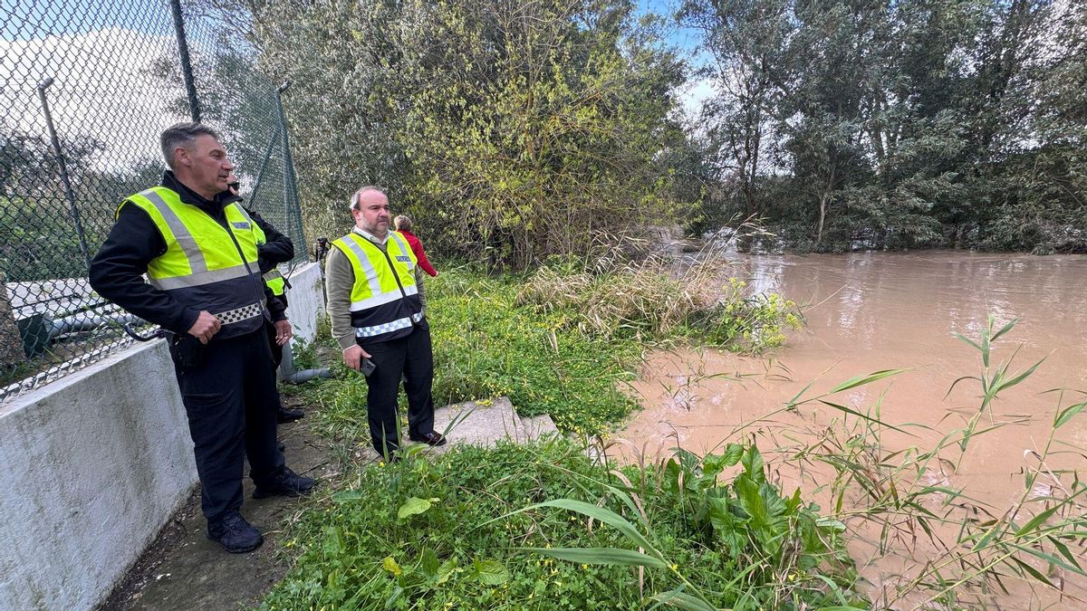 Miembros de la Policía Local de Arahal pendientes de la evolución del río.