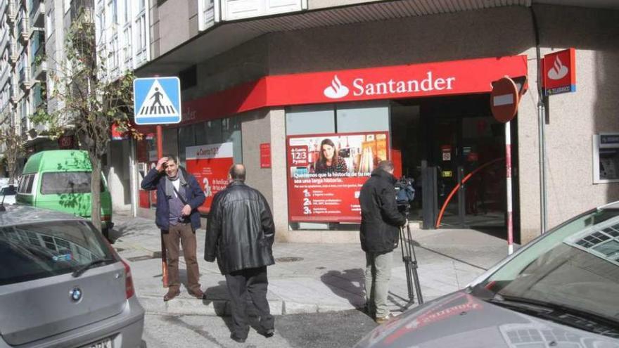 Uno de los clientes, en el exterior tras el atraco registrado a las 13.50 horas de ayer. // Iñaki Osorio