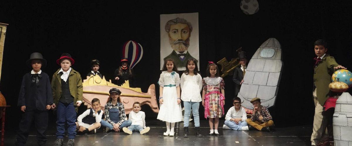 Uno de los grupos participantes en la Muestra Provincial de Teatro Escolar, en el Elvira Fernández. | J. L. F. (ARCHIVO)