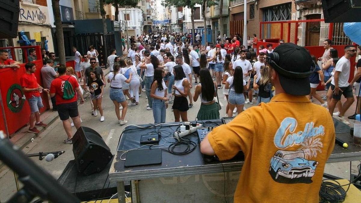 Imagen de uno de los muchos tardeos que se organizan durantes las fiestas patronales en el Raval del Carme.