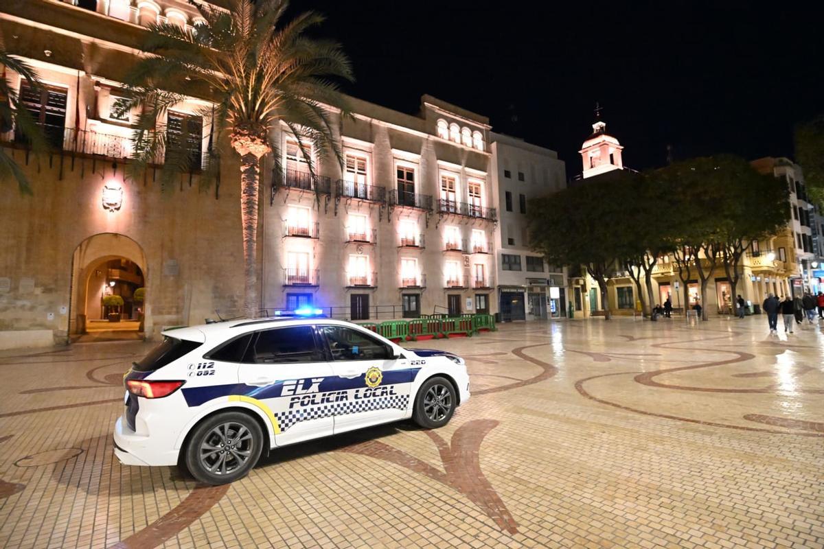 Elche se disfraza pese a la cancelación de Carnaval por el viento