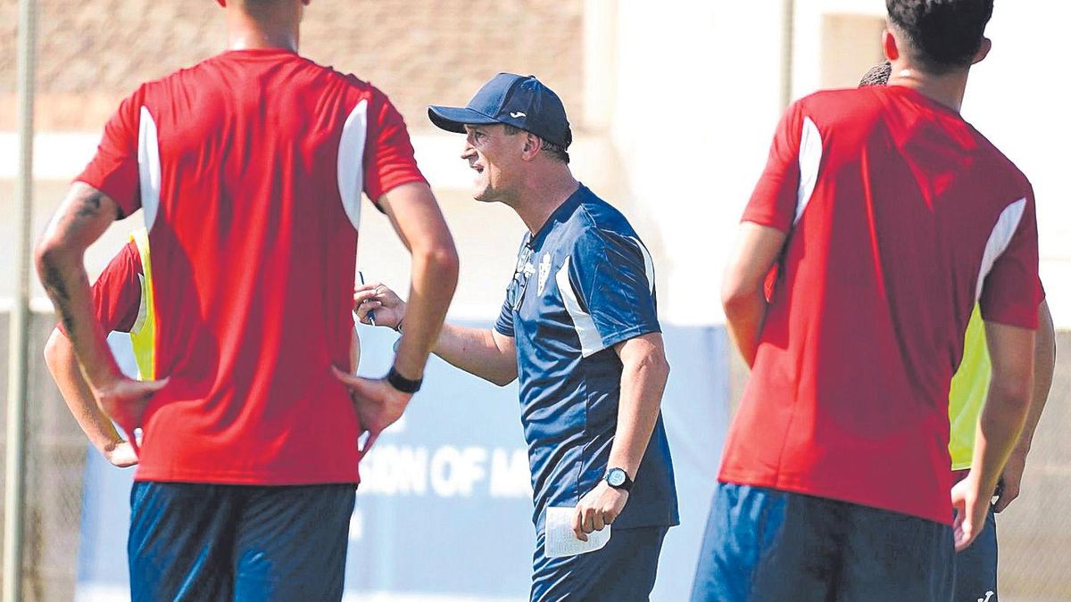 Joseba Exteberria dirige la primera sesión de la semana del Real Murcia.
