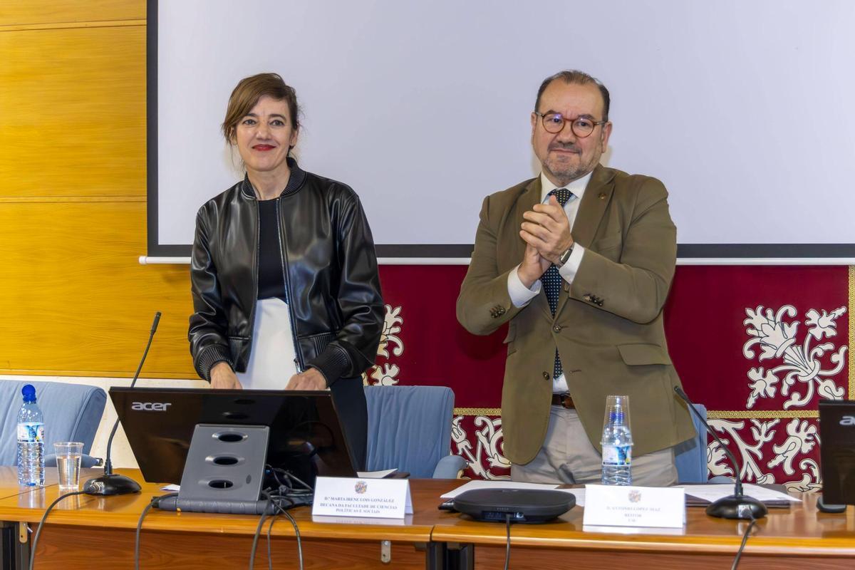 Marta Lois toma posesión como decana de la facultad de Ciencias Políticas de Santiago