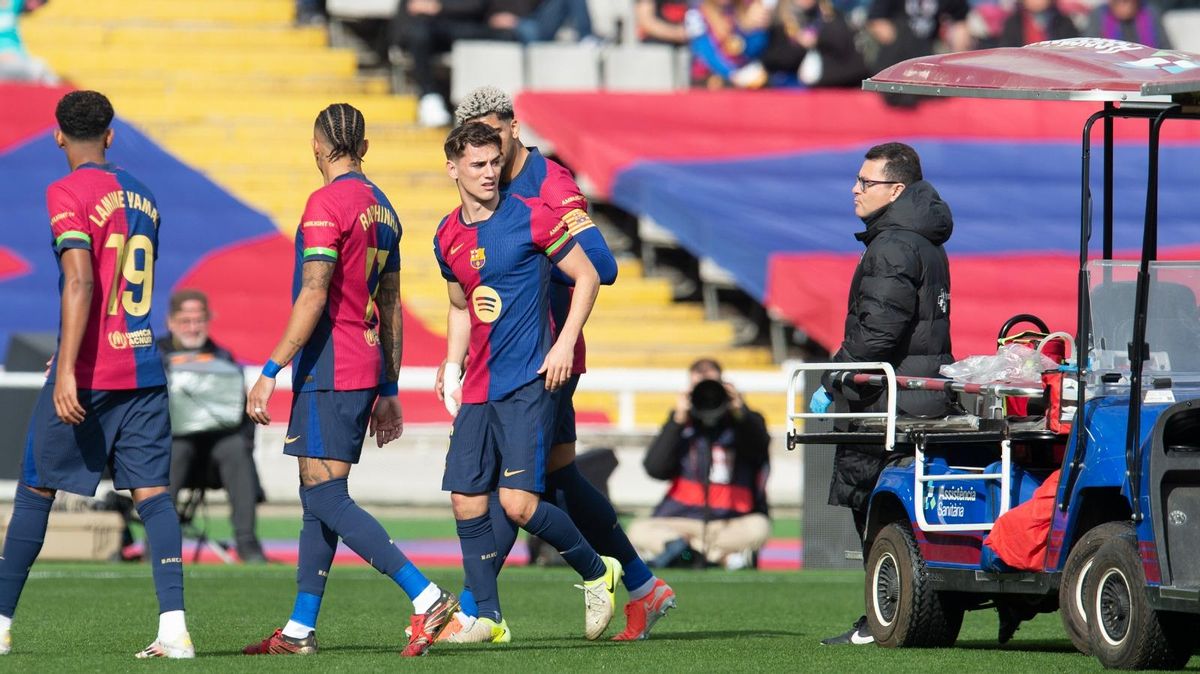 Gavi abandona el terreno de juego lesionado al sufrir un golpe en la cabeza durante la primera parte del Barça-Alavés en Montjuïc.