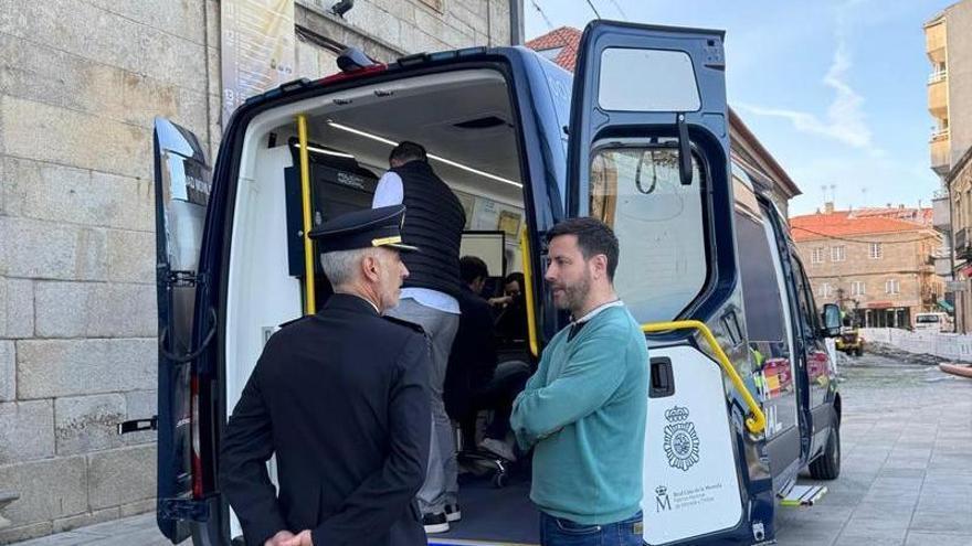 El Vidoc de la Policía Nacional atendió a 1.068 vecinos de Cambados