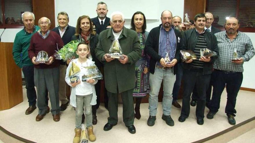 Francisco Abal (centro), acompañado de la alcaldesa, el director de la ENM y pescadores premiados. // S.A.
