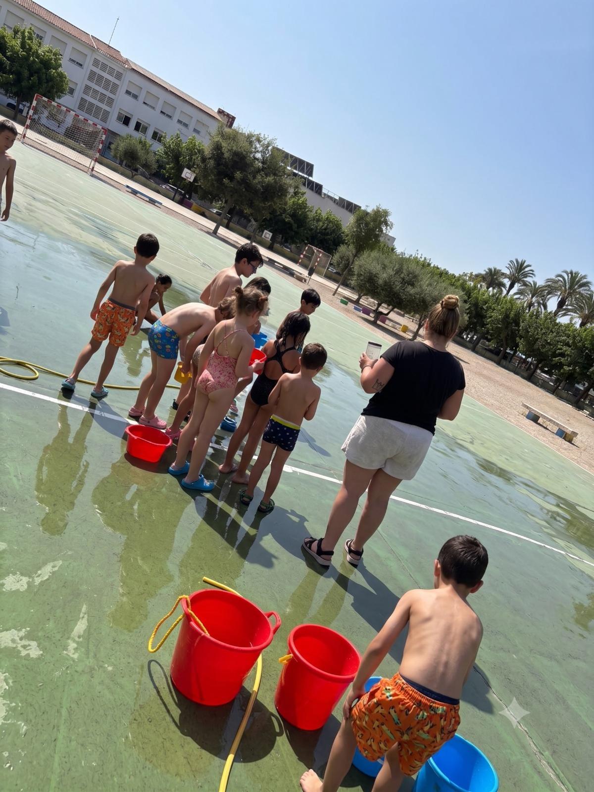 Los juegos de agua son la actividad más deseada por los niños y niñas en la 'escola d'estiu' del Alborxí.