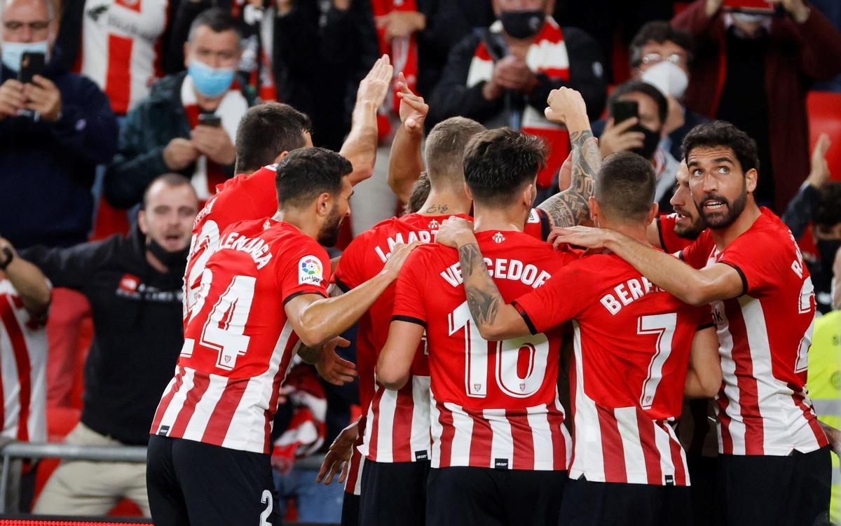 Los jugadores del Athletic celebran uno de los goles ante el Villarreal.