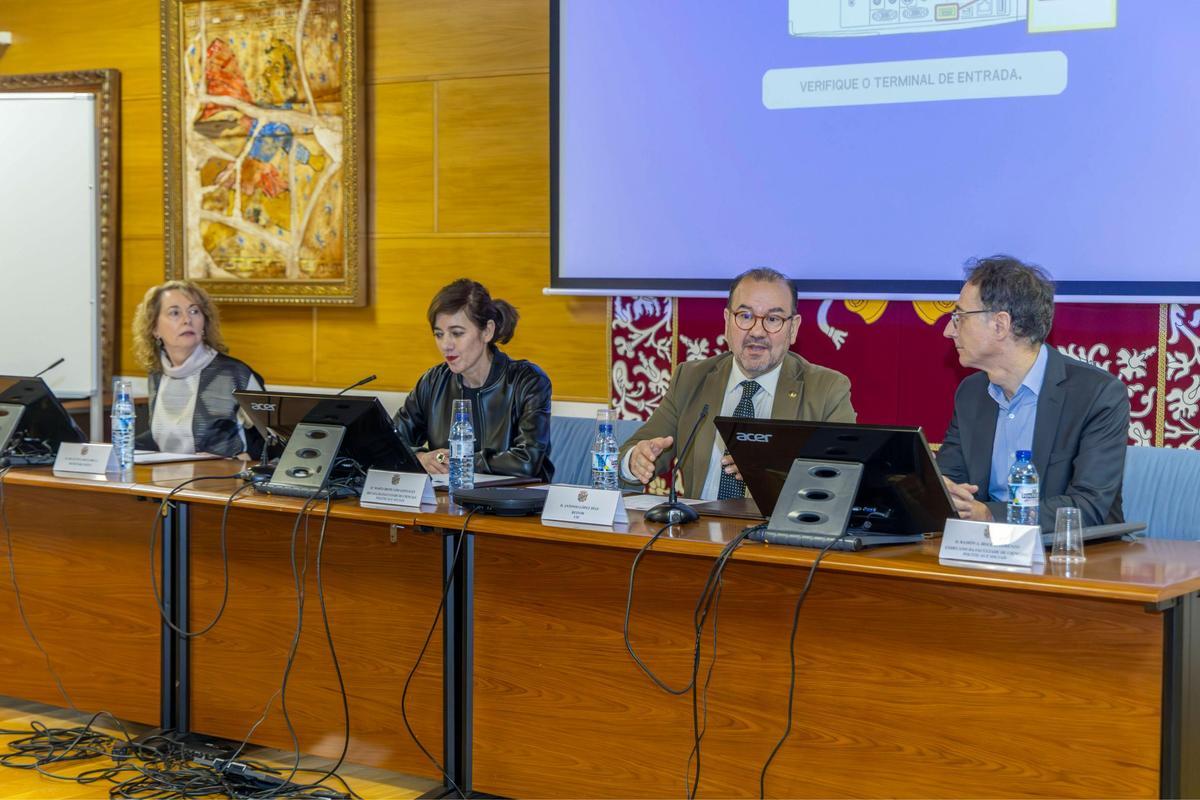 Marta Lois toma posesión como decana de la facultad de Ciencias Políticas de Santiago