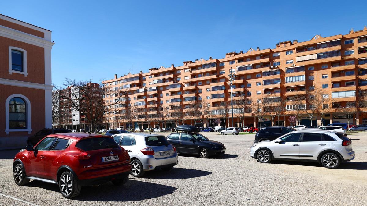 Coches aparcados en la Estación del Norte de Zaragoza, este lunes.
