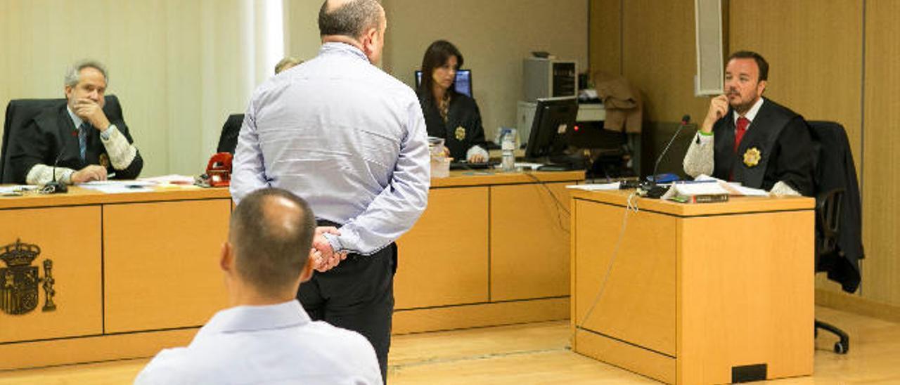 Uno de los agentes acusados en el momento declarar en el juicio delebrado, ayer, en Puerto del Rosario.