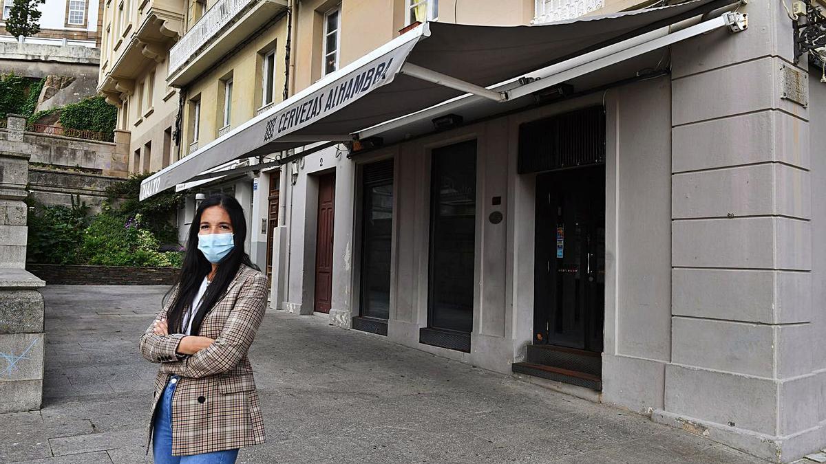 María de Lillo, responsable del local Rialto, ante el local con el toldo cuya retirada se exige.