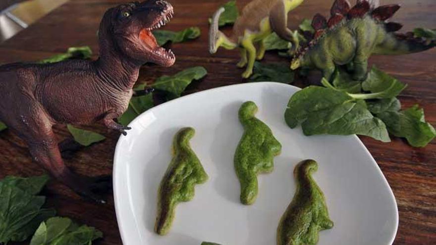 Espinacas impresas con forma de dinosaurios.