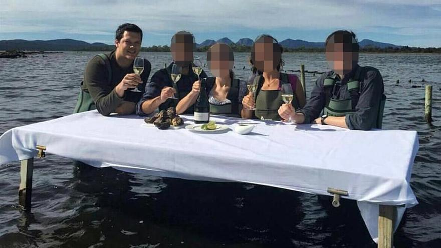 Iban Juvanteny, el falso broker de Girona en una foto con conocidos.