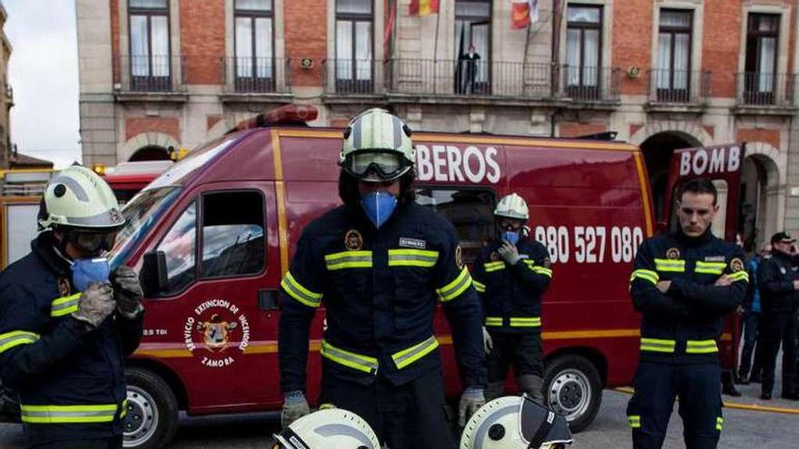 Bomberos de Zamora durante una exhibición en la Plaza Mayor.