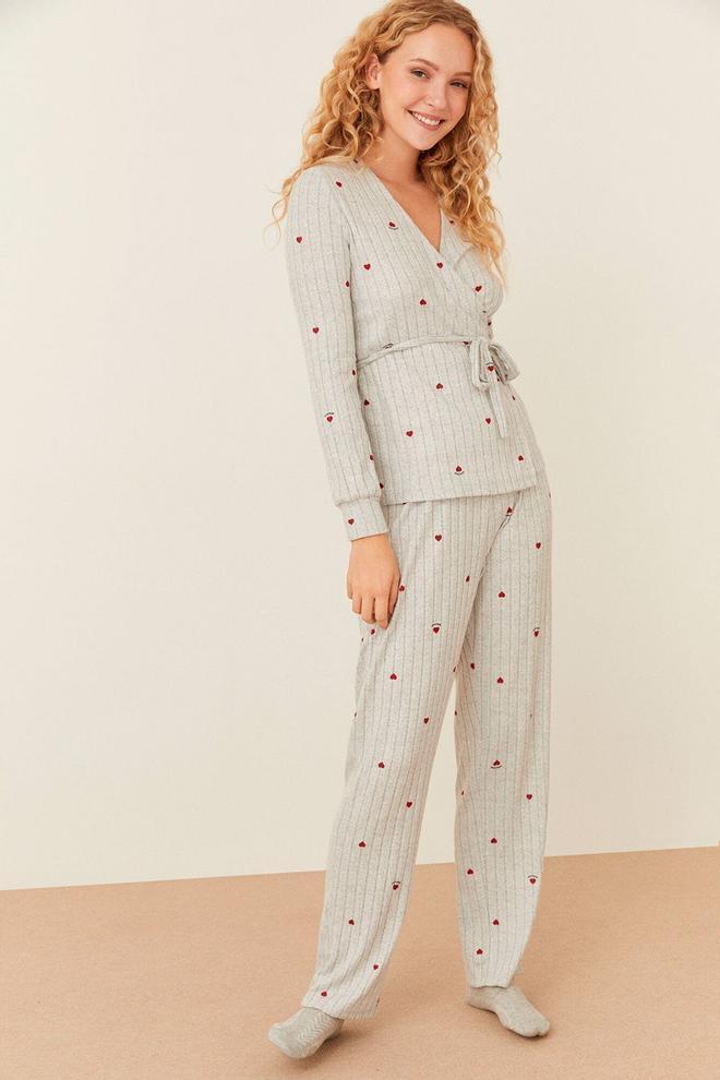 Pijama cruzado gris corazones de Women' Secret (precio: 22,99 euros)