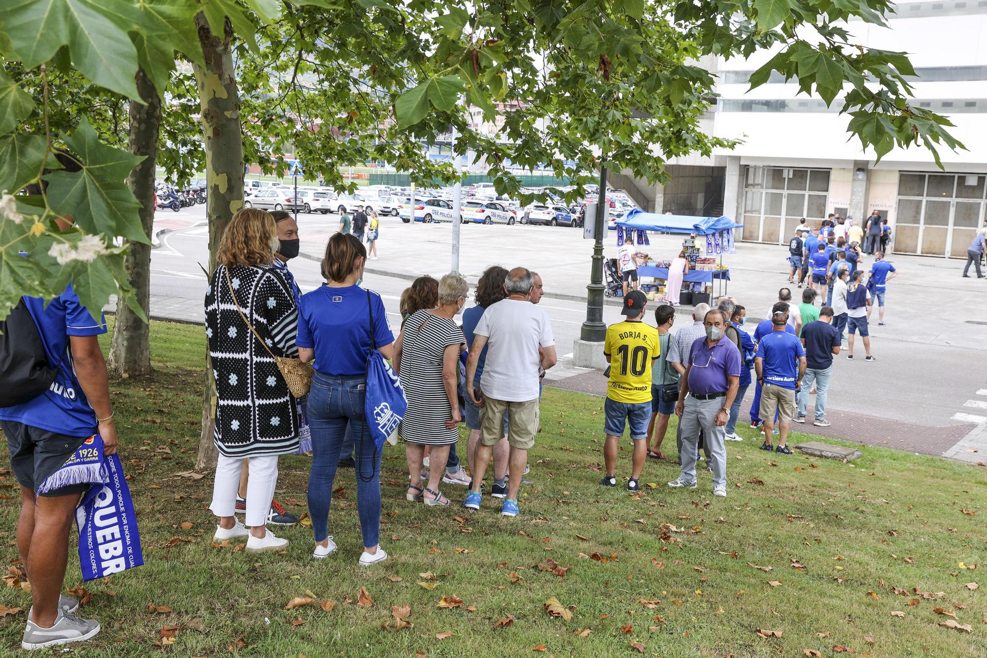 En imágenes: los aficionados del Real Oviedo vuelven al campo