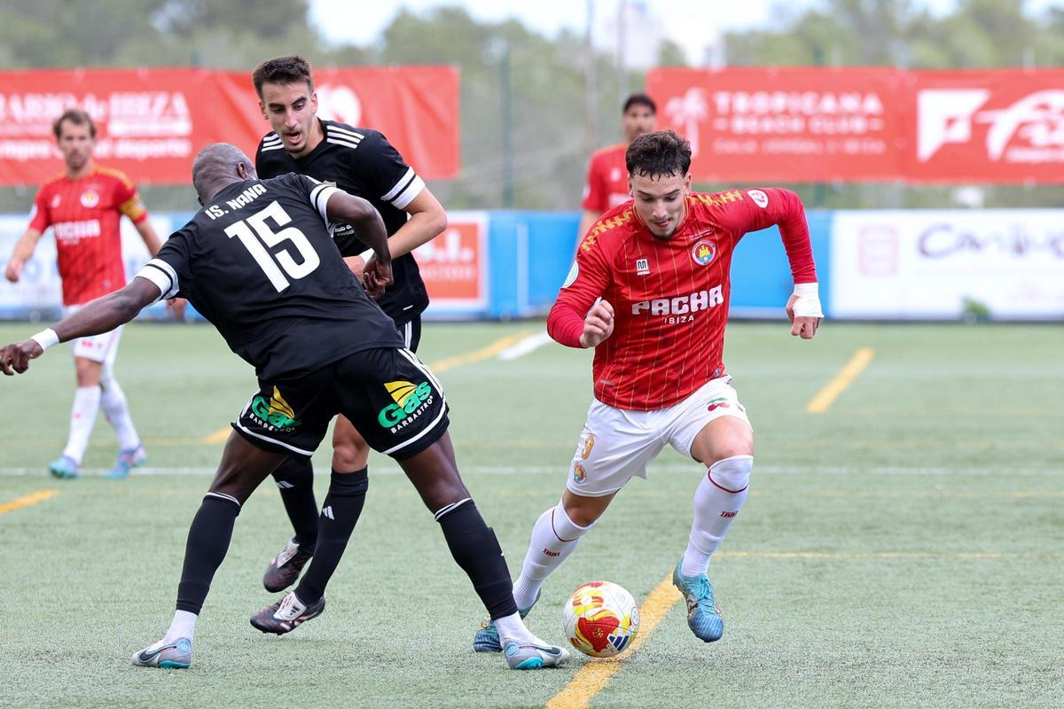 Álex Sánchez trata de regatear a un rival durante el encuentro ante el Barbastro