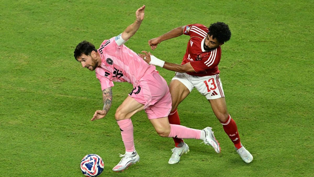Messi intenta fajarse de un rival en el estreno del Mundial de Clubs.