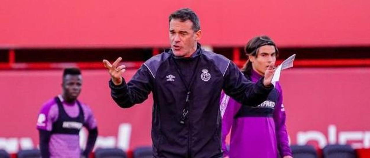 Luis García, técnico del Mallorca, da indicaciones a sus jugadores durante el entrenamiento que realizó ayer el equipo en Son Moix.