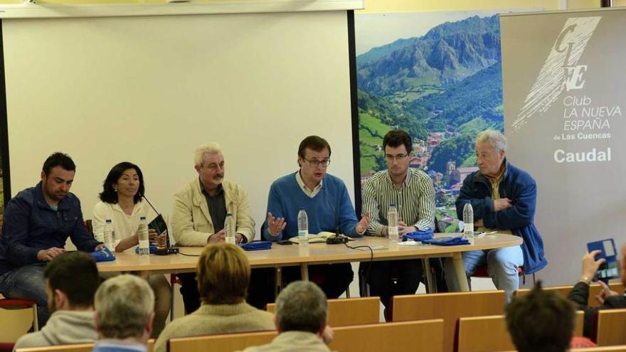 Por la izquierda, Benjamín Noval, Rosa Fernández, Luis Núñez, Ricardo Montoto, Felipe Pertierra y Juan Rionda, durante el acto de ayer en La Vega, en Riosa.