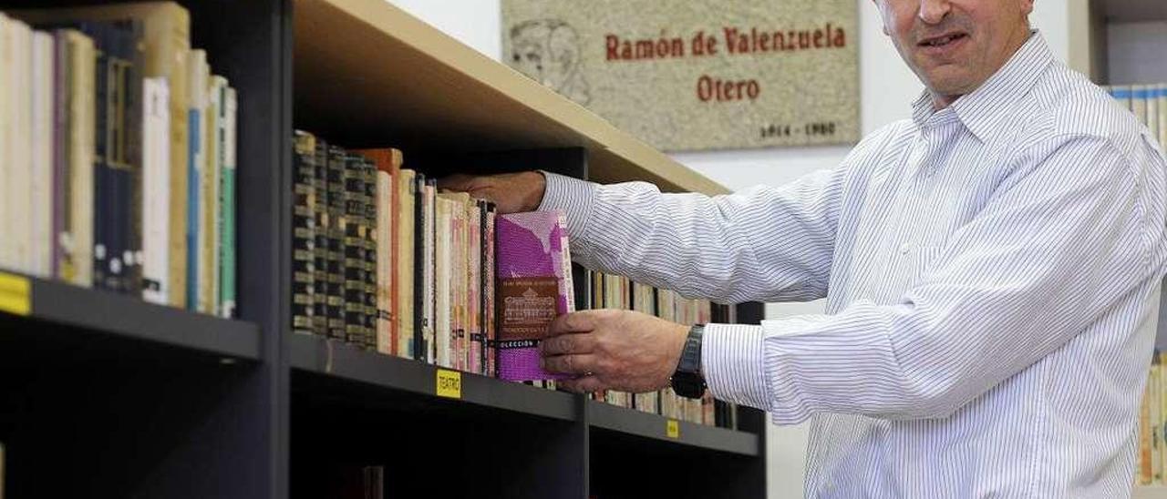 Alfredo López posa en la biblioteca del Centro Vista Alegre. // Bernabé/Javier Lalín